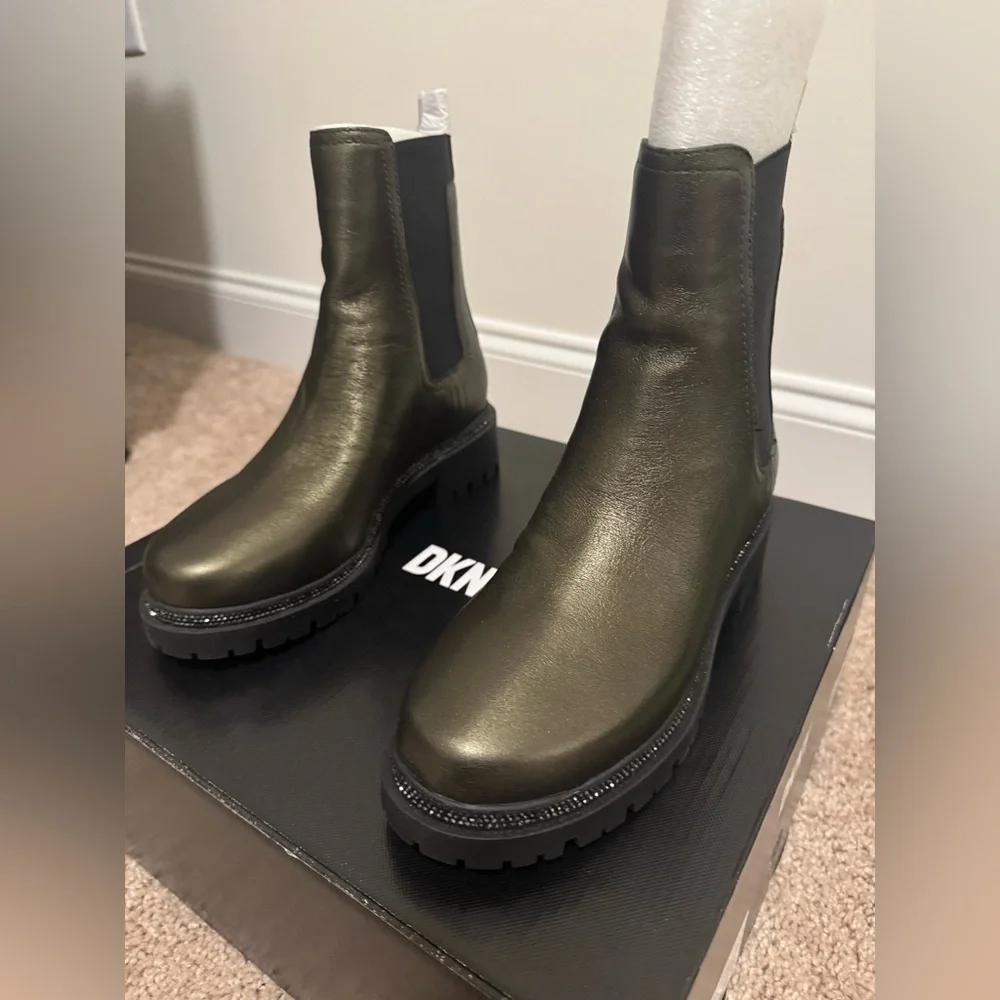 NIB- DKNY Chelsea boot